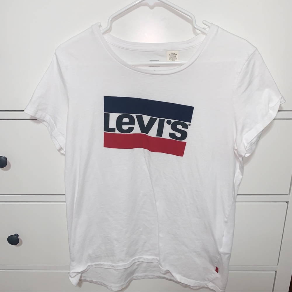 white levi’s tee